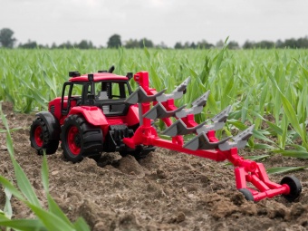 Трактор BELARUS с плугом арт. 91338 Полесье